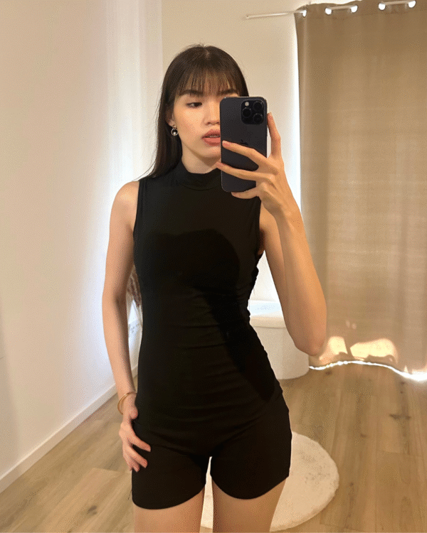 Kurzer Jumpsuit mit Rollkragen