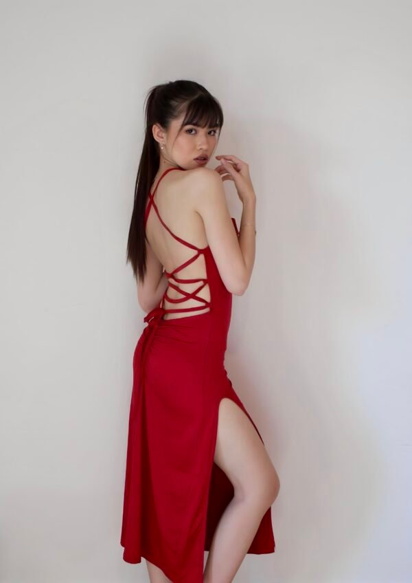 Rotes, figurbetontes Kleid mit Rückenausschnitt
