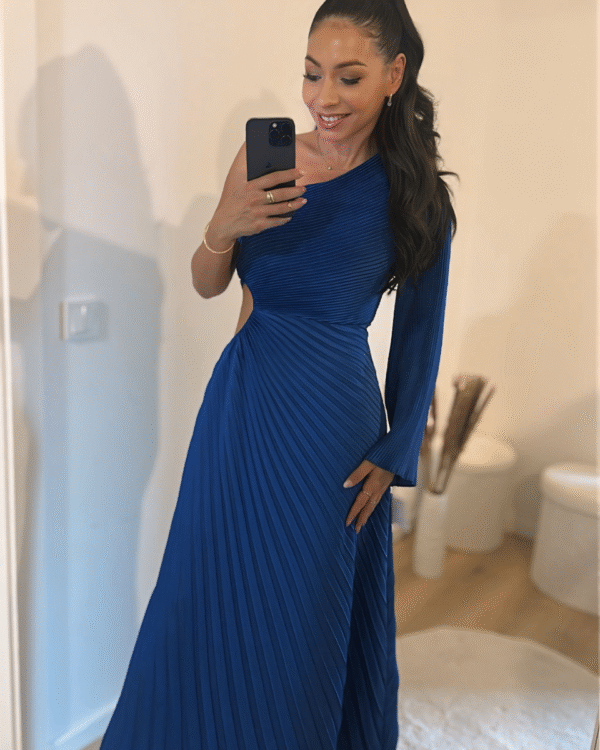 Assymetrisches plissiertes Satin-Abendkleid mit einem langen Ärmel-Blau