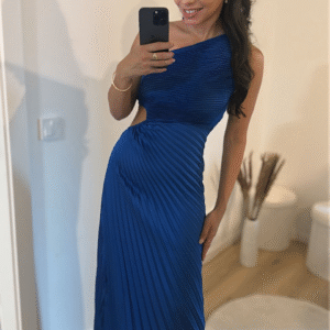 Assymetrisches plissiertes Satin-Abendkleid mit trägerlosem Trikotärmel-Blau