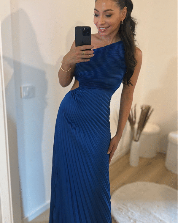 Assymetrisches plissiertes Satin-Abendkleid mit trägerlosem Trikotärmel-Blau