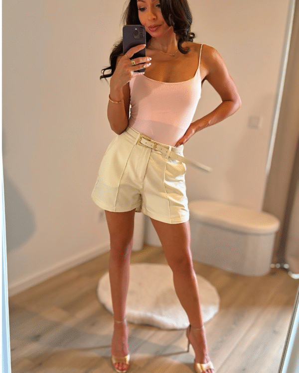 Premium Stretch-Shorts mit Gürtel-Beige