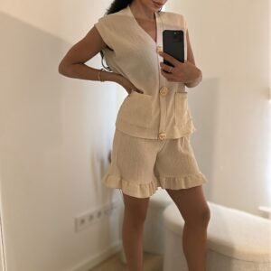 Zweiteiliges Shorts-Set mit goldenen Knöpfen-Beige