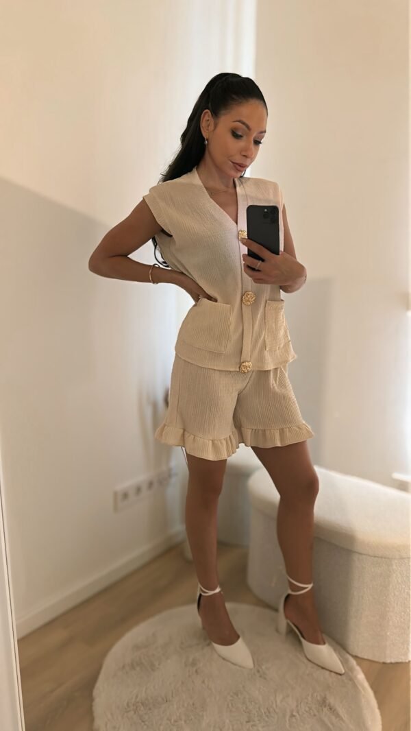 Zweiteiliges Shorts-Set mit goldenen Knöpfen-Beige